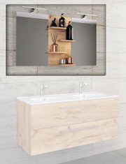 Modernes Badmöbel-Set mit wandhängendem Doppelwaschtisch in heller Holzoptik, zwei Schubladen und weißen Aufsatzbecken; darüber großer Spiegelschrank mit offenen Holzregalen und Dekoration, frontal aus leicht erhöhter Perspektive.