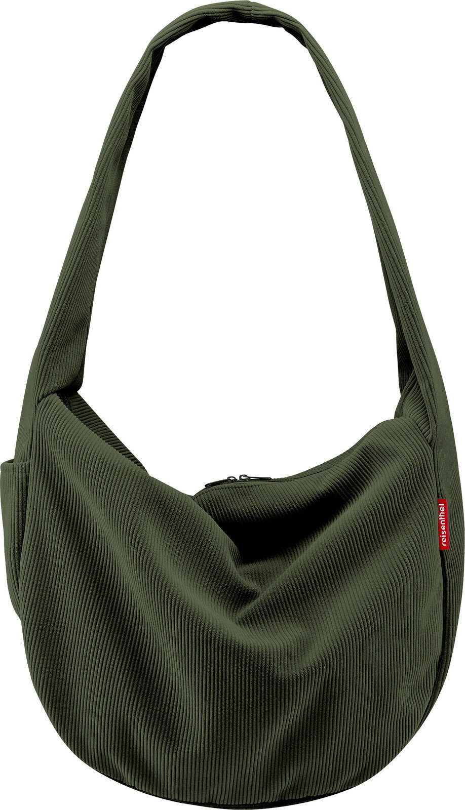 Olivgrüne, gerippte Schultertasche/Hobo-Bag aus Stoff mit Reißverschluss und rotem reisenthel-Label, freigestellt auf weißem Hintergrund, Frontansicht
