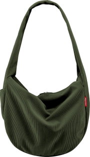 Olivgrüne, gerippte Schultertasche/Hobo-Bag aus Stoff mit Reißverschluss und rotem reisenthel-Label, freigestellt auf weißem Hintergrund, Frontansicht