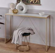 Moderner Konsolentisch mit goldenen Metallbeinen und weißer Tischplatte, dekoriert mit Skulpturen und einer Schale, seitliche Perspektive