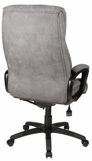 Rückansicht eines grauen Chefsessels mit gepolsterter Rückenlehne und Armlehnen, auf einem schwarzen Drehfuß mit Rollen.