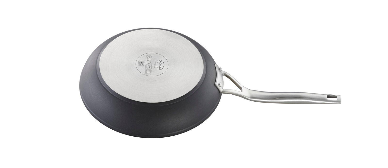 Ansicht von unten der Bratpfanne Raise mit einem Durchmesser von 28 cm, mit einem silbernen Griff und einer Edelstahlbodenplatte.