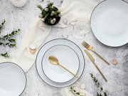 Elegantes Tafelservice Luna Black, 12-teilig, mit goldfarbenem Besteck und dekorativen Elementen, aus der Vogelperspektive.