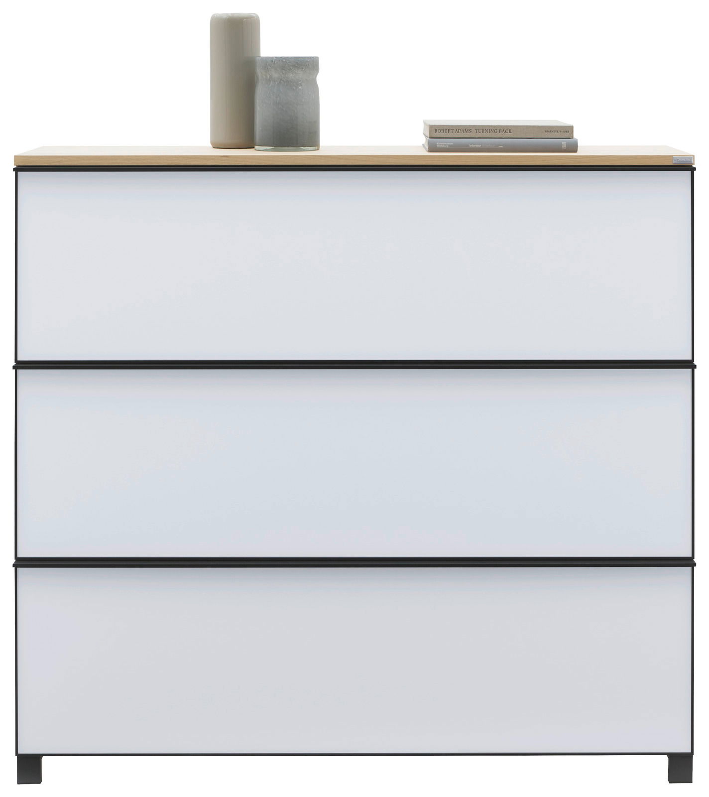 Frontale Ansicht eines modernen XL-Schuhschranks mit drei Schubladen, dekoriert mit zwei Vasen und Büchern auf der Oberseite.