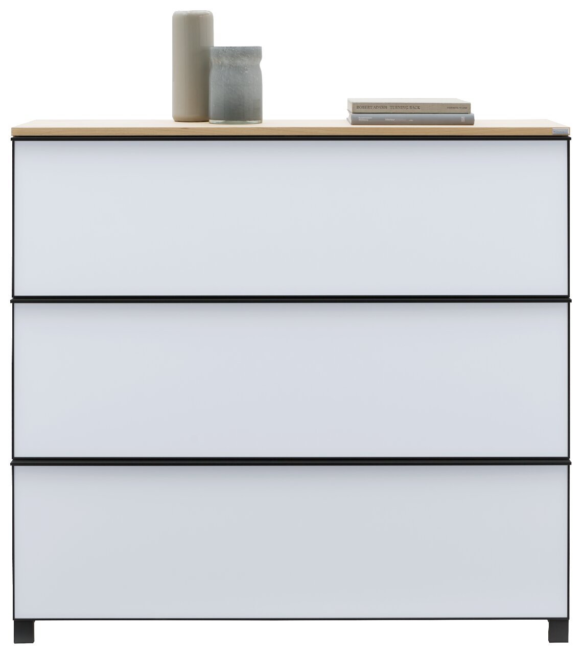 Vooraanzicht van een moderne XL-schoenenkast met drie lades, versierd met twee vazen en boeken op de bovenkant.