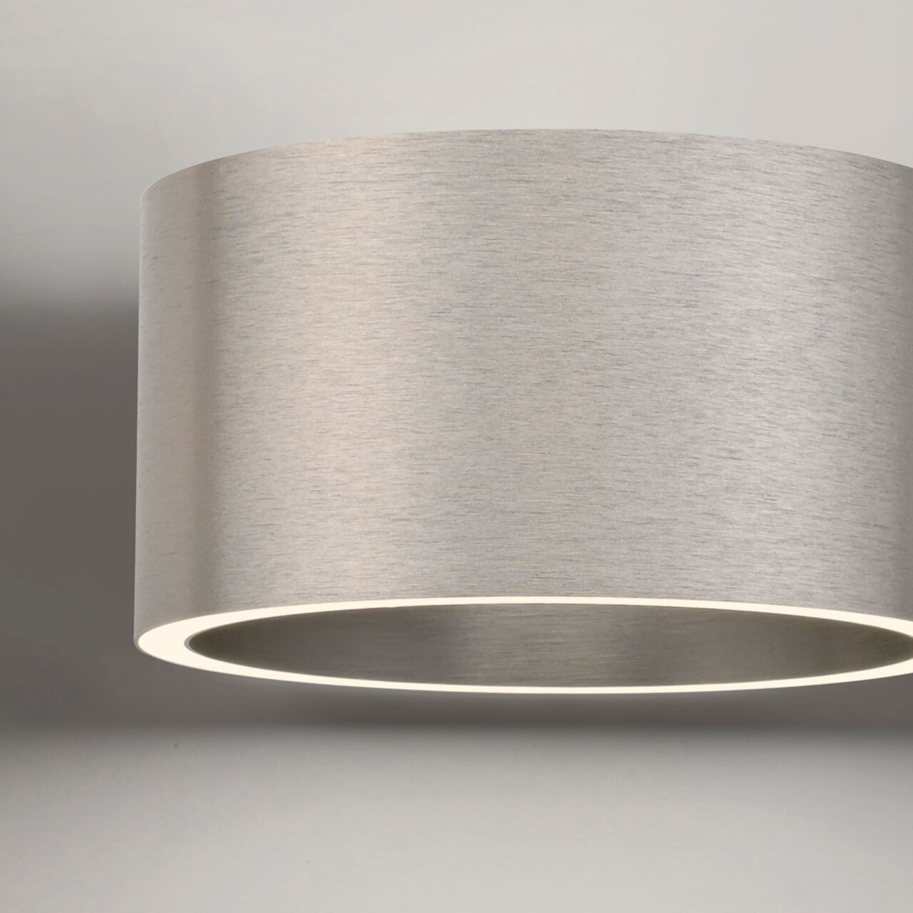 Moderne Wandleuchte PURE Clipse in gebürstetem Metall, seitliche Perspektive