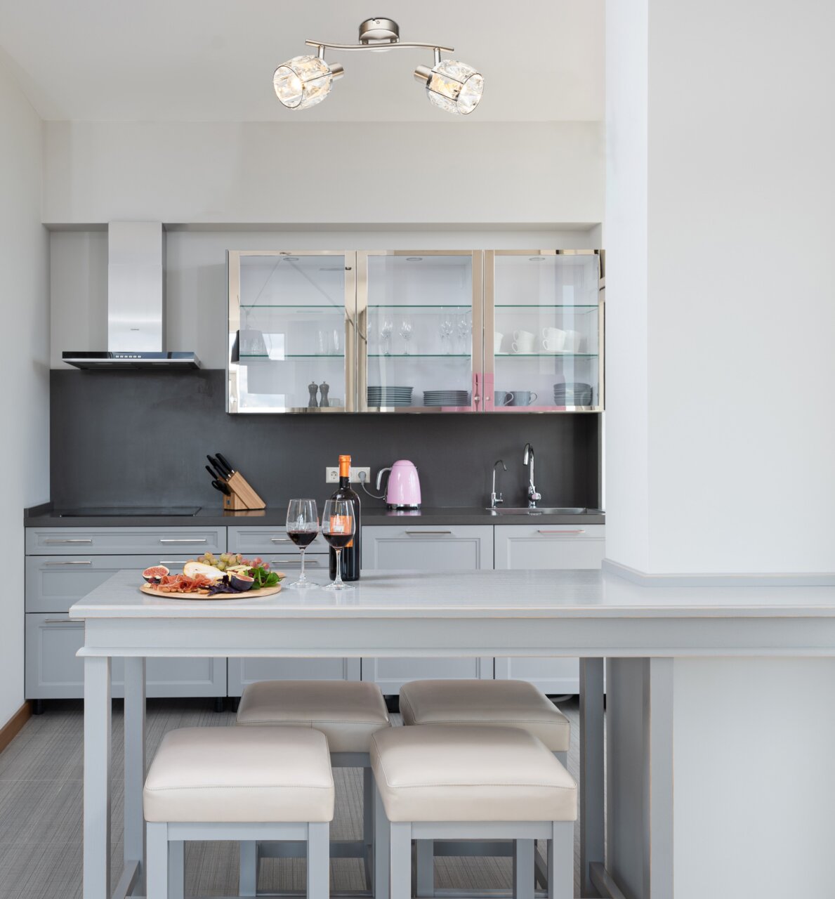 Moderne Deckenstrahler in einer stilvollen Küche, Perspektive von unten