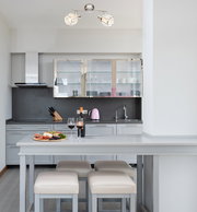 Moderne Deckenstrahler in einer stilvollen Küche, Perspektive von unten