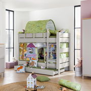 Etagenbett mit grünem Spielzelt und bunter Verkleidung, seitliche Perspektive