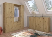 Kommode aus hellem Holz in einem modernen Raum mit Dachfenstern, seitliche Perspektive
