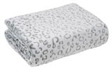 Gefaltete graue Wohndecke mit dezentem Leopardenmuster, seitliche Perspektive
