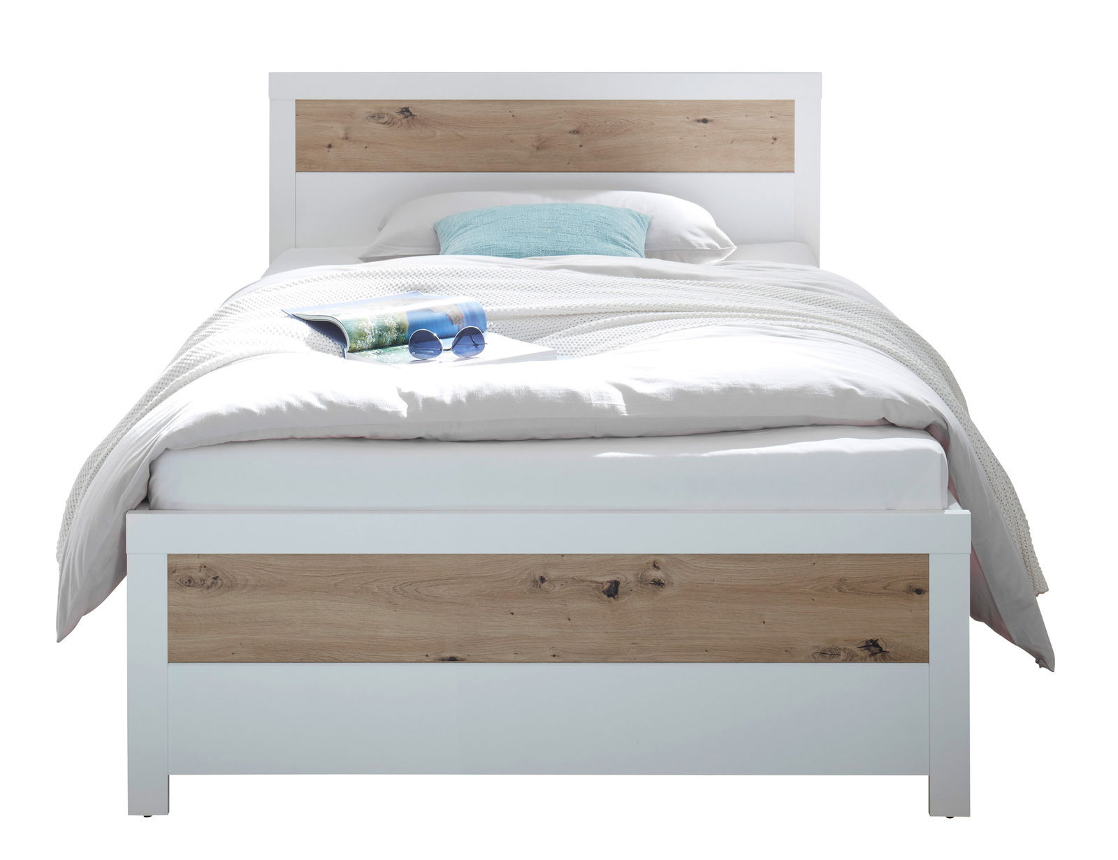 Modernes Bett mit weißem Rahmen und Holzakzenten, von vorne gesehen, mit Bettwäsche und Dekoration.