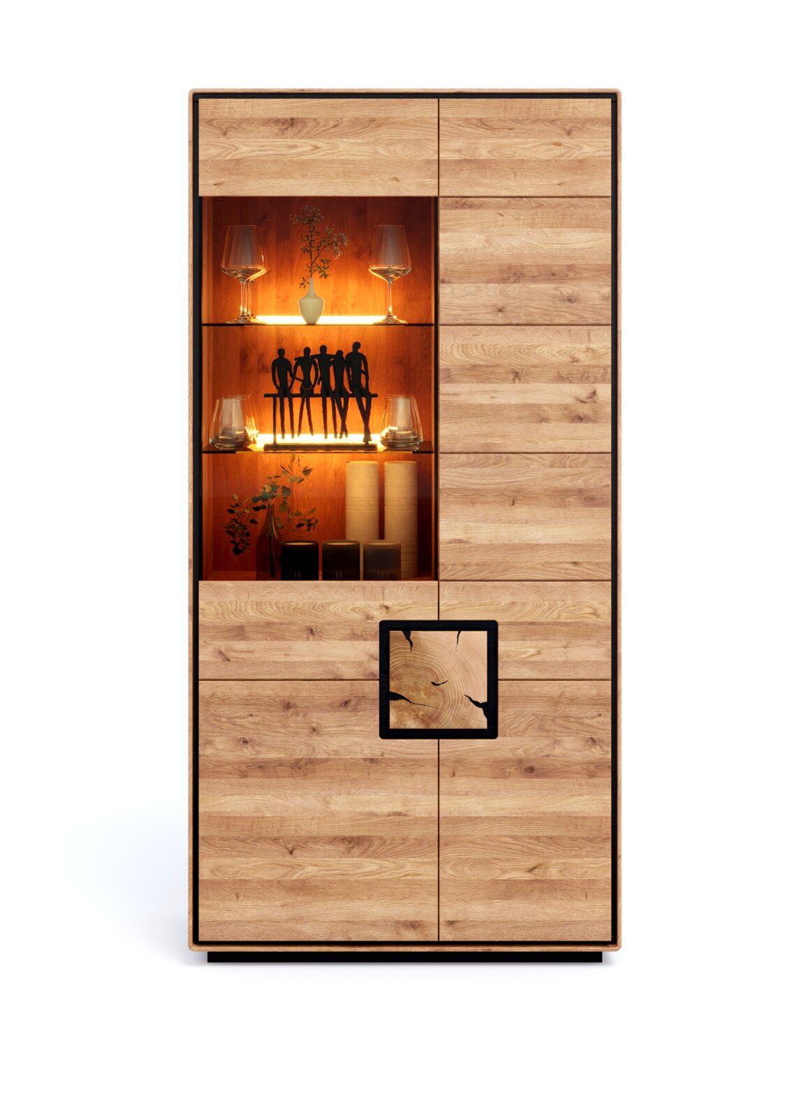 Hoher Holzschrank/Vitrine in Eiche-Optik mit offener, warm beleuchteter Glas-Regalsektion links und geschlossenen Türen rechts, Frontansicht.