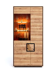 Hoher Holzschrank/Vitrine in Eiche-Optik mit offener, warm beleuchteter Glas-Regalsektion links und geschlossenen Türen rechts, Frontansicht.
