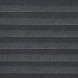 Nahaufnahme eines gefädelten Plissees in dunklem Grau mit horizontalen Falten.