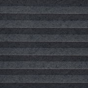 Nahaufnahme eines gefädelten Plissees in dunklem Grau mit horizontalen Falten.