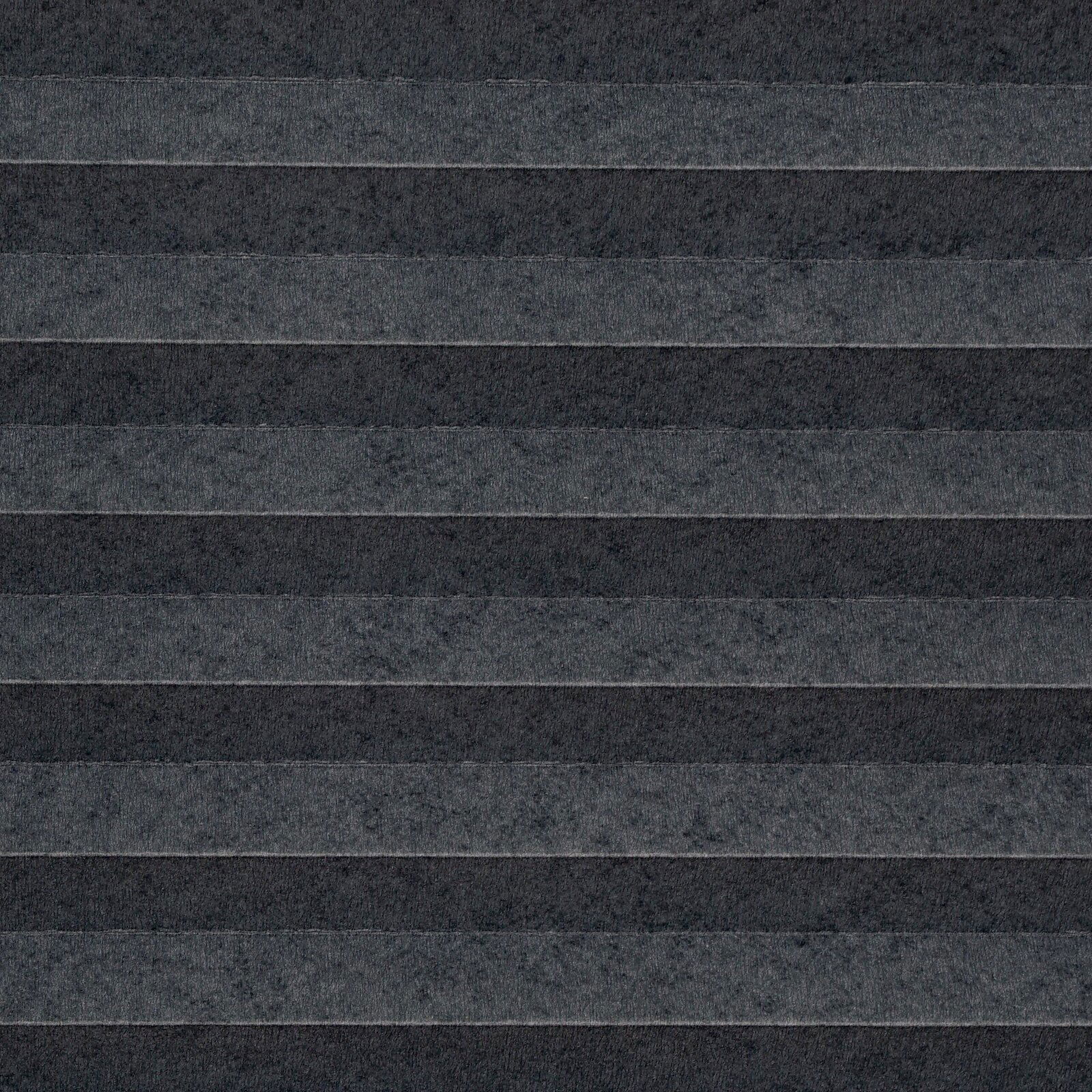 Nahaufnahme eines gefädelten Plissees in dunklem Grau mit horizontalen Falten.