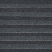 Nahaufnahme eines gefädelten Plissees in dunklem Grau mit horizontalen Falten.