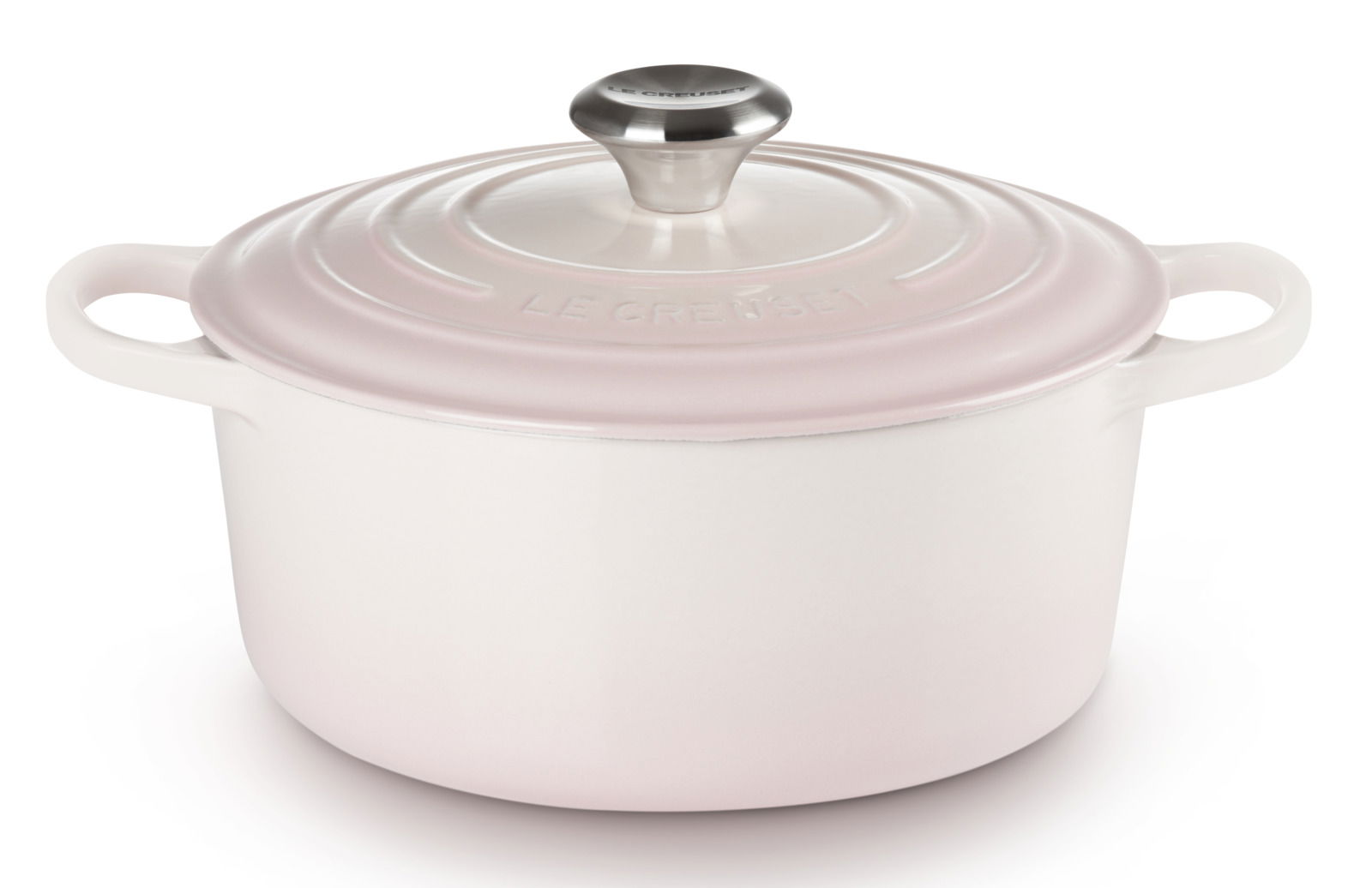 Runder Bräter in Muschelrosa mit Deckel und silbernem Knauf, seitliche Perspektive