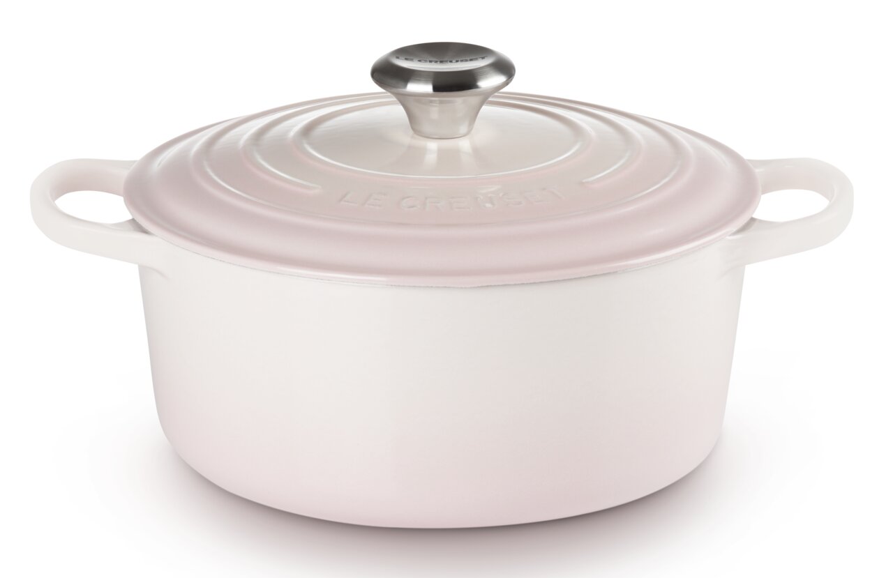 Runder Bräter in Muschelrosa mit Deckel und silbernem Knauf, seitliche Perspektive