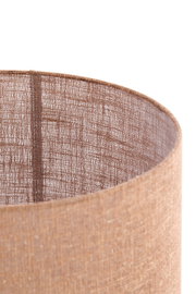 Nahaufnahme eines zylindrischen, braunen Lampenschirms aus gewebtem Stoff, seitliche Perspektive