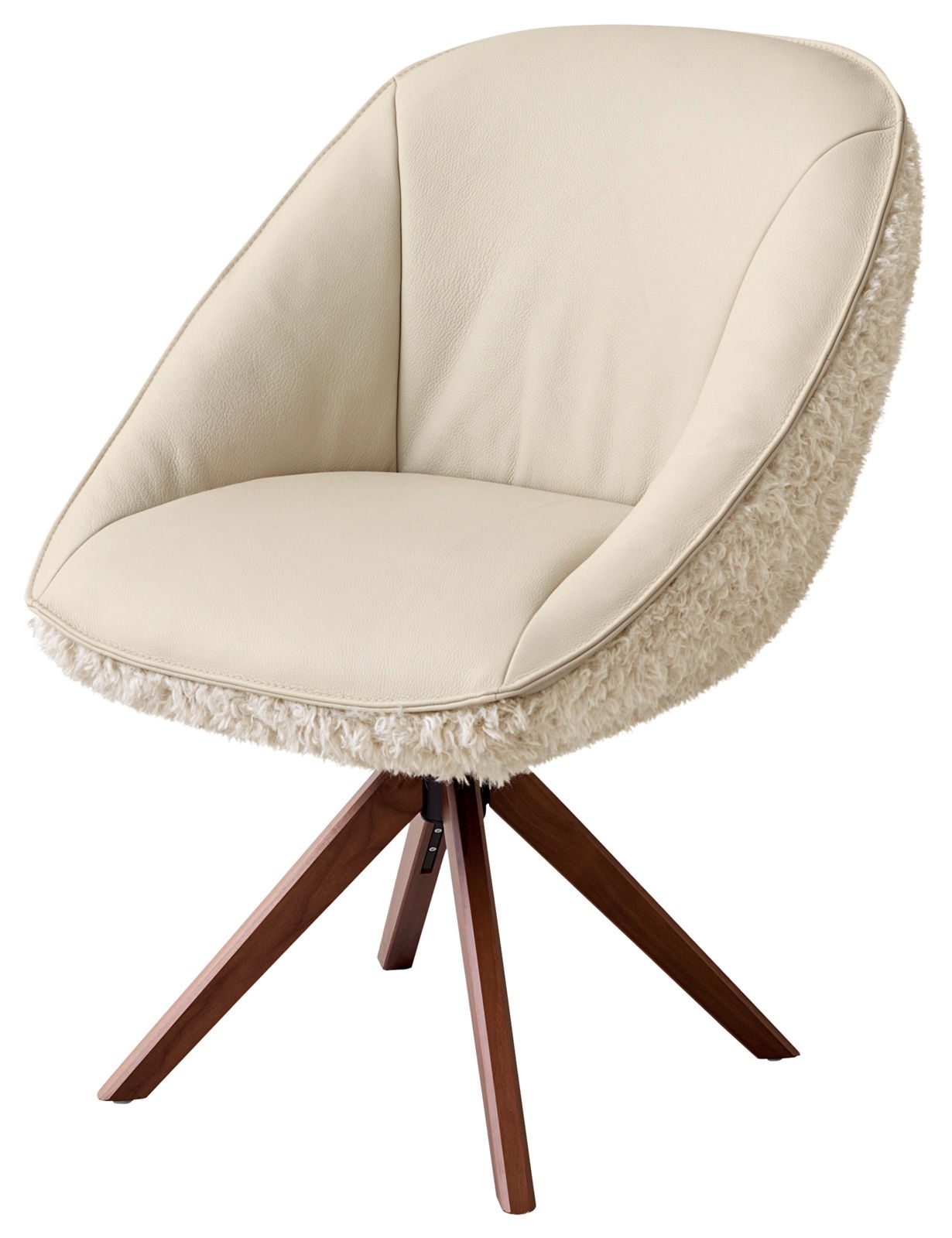 Beiger Armlehnstuhl mit Holzbeinen, seitliche Perspektive