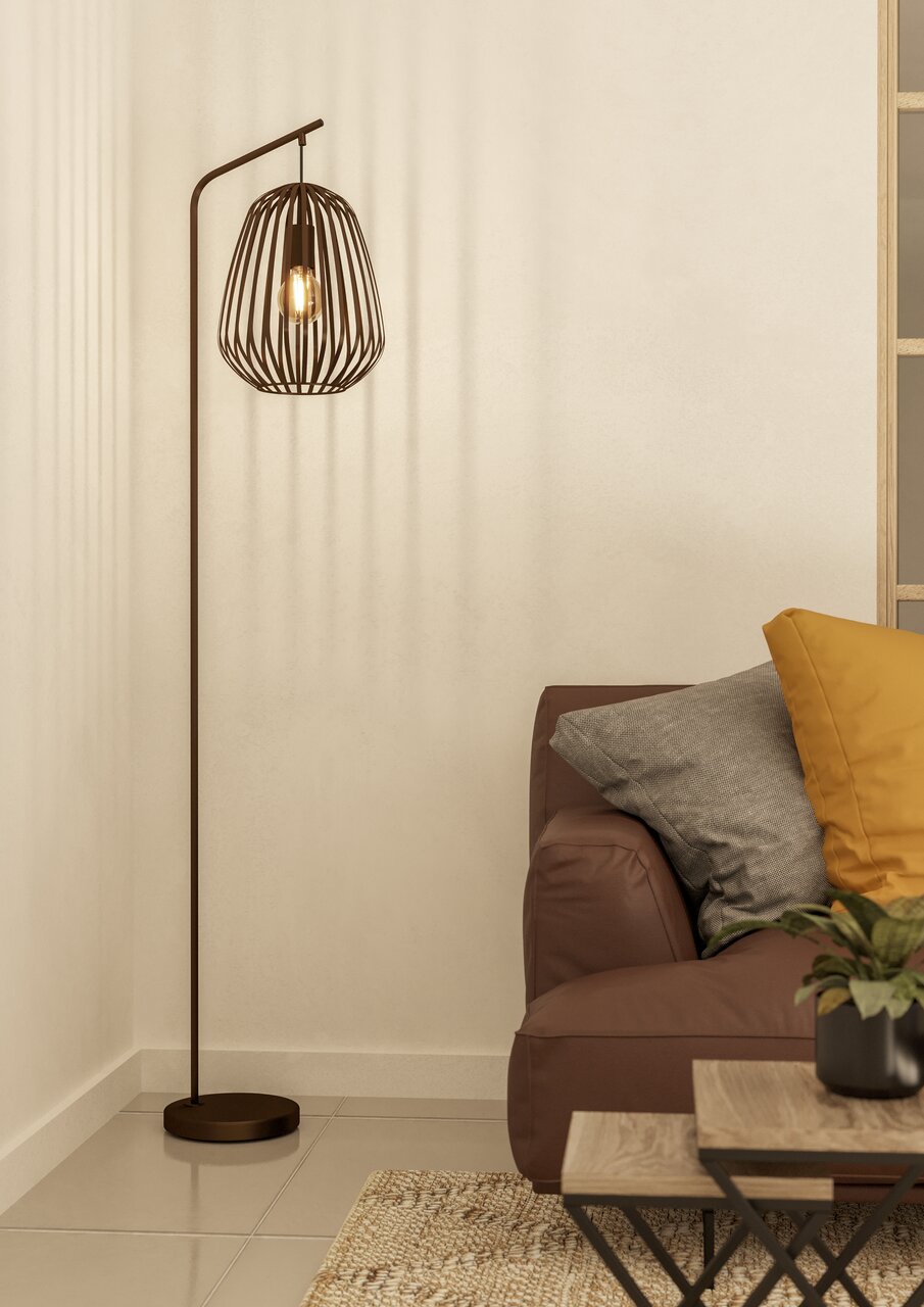 Moderne Stehleuchte ESPINAL mit schwarzem Metallgestell und Käfig-Design, seitliche Perspektive neben einem Sofa.