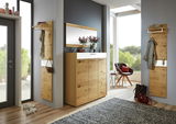 Moderner Eingangsbereich mit Holz-Garderobenpaneelen, einem Spiegel und einem Sitzkissen auf einem Stuhl, aus der Perspektive des Eingangs fotografiert.