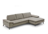 Graues Longchair-Sofa in L-Form, Perspektive von vorne links