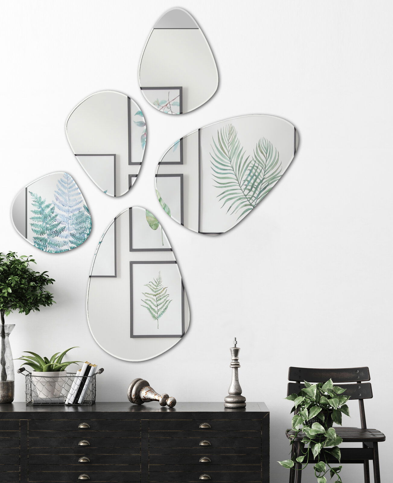 Carryhome Facettenspiegel BELLA Fünf unregelmäßig geformte Facettenspiegel an einer weißen Wand, die Pflanzenbilder reflektieren, aus der Frontalperspektive betrachtet.
