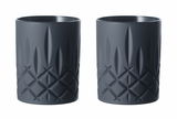 Zwei schwarze Whiskybecher mit geometrischem Muster, frontal fotografiert.