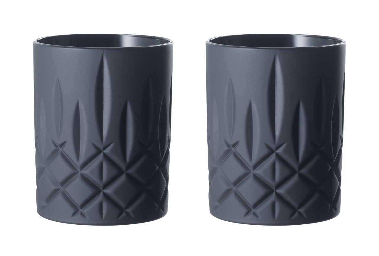 Zwei schwarze Whiskybecher mit geometrischem Muster, frontal fotografiert.