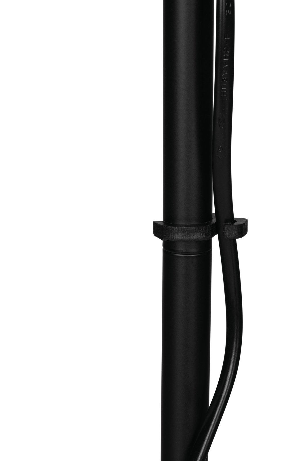 Nahaufnahme eines schwarzen Stehlampenstabs mit Kabel, seitliche Perspektive