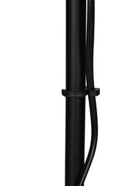 Nahaufnahme eines schwarzen Stehlampenstabs mit Kabel, seitliche Perspektive