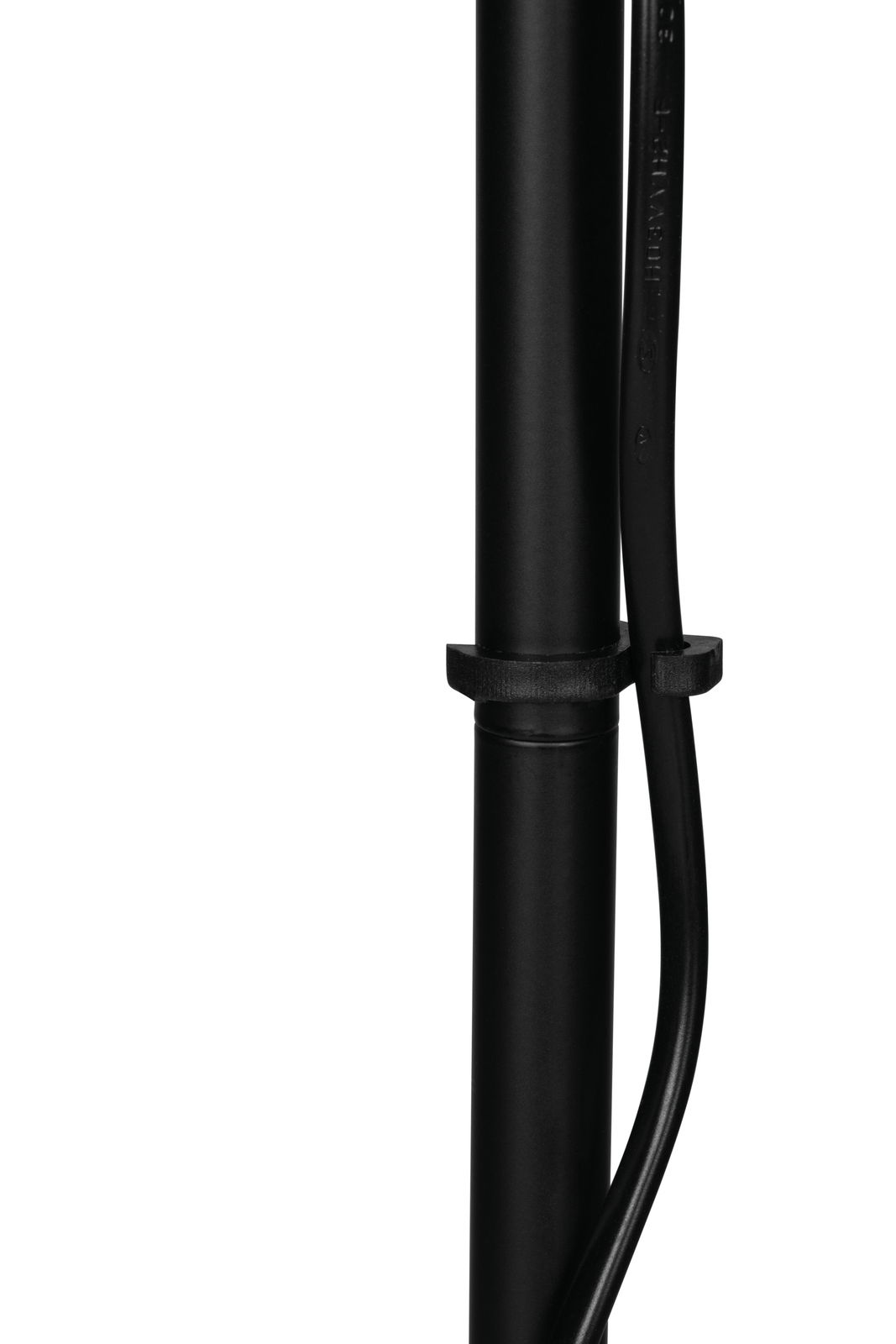 Nahaufnahme eines schwarzen Stehlampenstabs mit Kabel, seitliche Perspektive