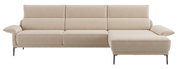 Beige longchair-combinatie met drie zitplaatsen en een chaise longue aan de rechterkant, gezien vanaf de voorkant.