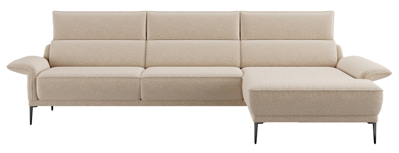 Beige longchair-combinatie met drie zitplaatsen en een chaise longue aan de rechterkant, gezien vanaf de voorkant.