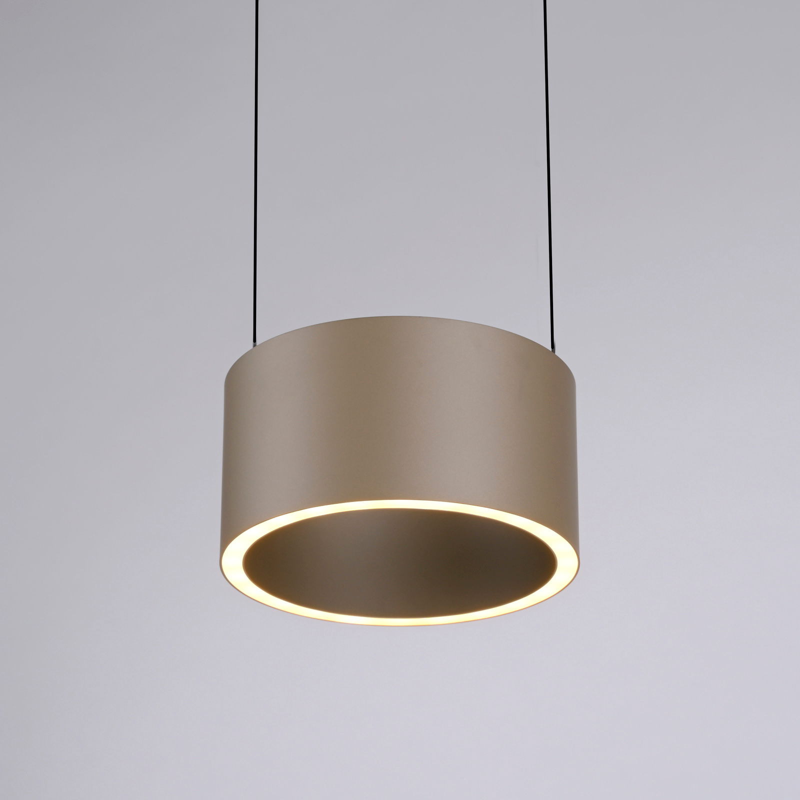 Moderne LED-Pendelleuchte in zylindrischer Form, von unten betrachtet, mit warmem Lichtschein.