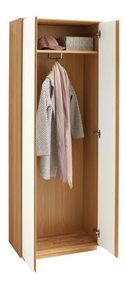 Offener Garderobenschrank aus Holz mit einer Kleiderstange, auf der ein Mantel und ein Schal hängen. Oben befindet sich ein Regal mit einer Kappe und einer Aufbewahrungsbox. Perspektive von vorne leicht seitlich.