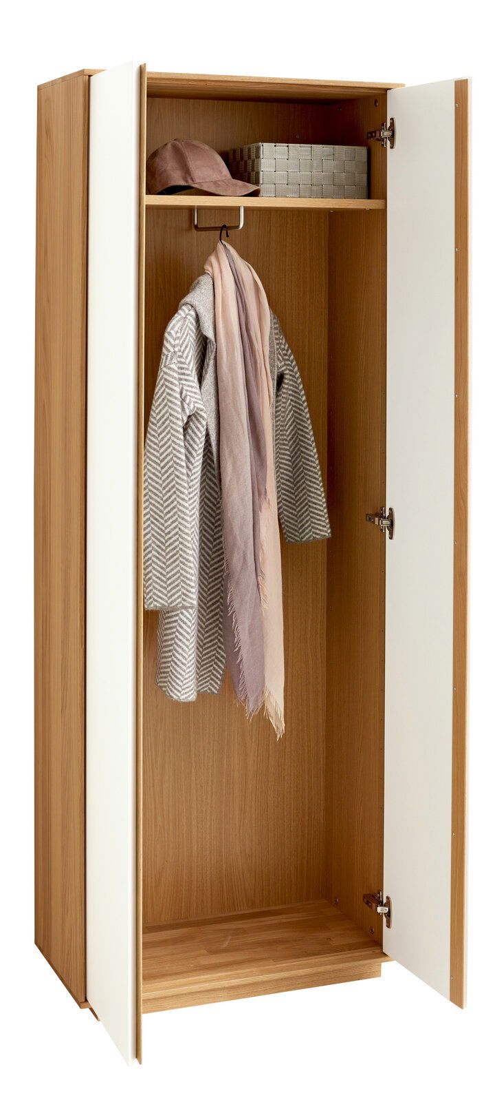 VOSS Garderobenschrank V100 Offener Garderobenschrank aus Holz mit einer Kleiderstange, auf der ein Mantel und ein Schal hängen. Oben befindet sich ein Regal mit einer Kappe und einer Aufbewahrungsbox. Perspektive von vorne leicht seitlich.