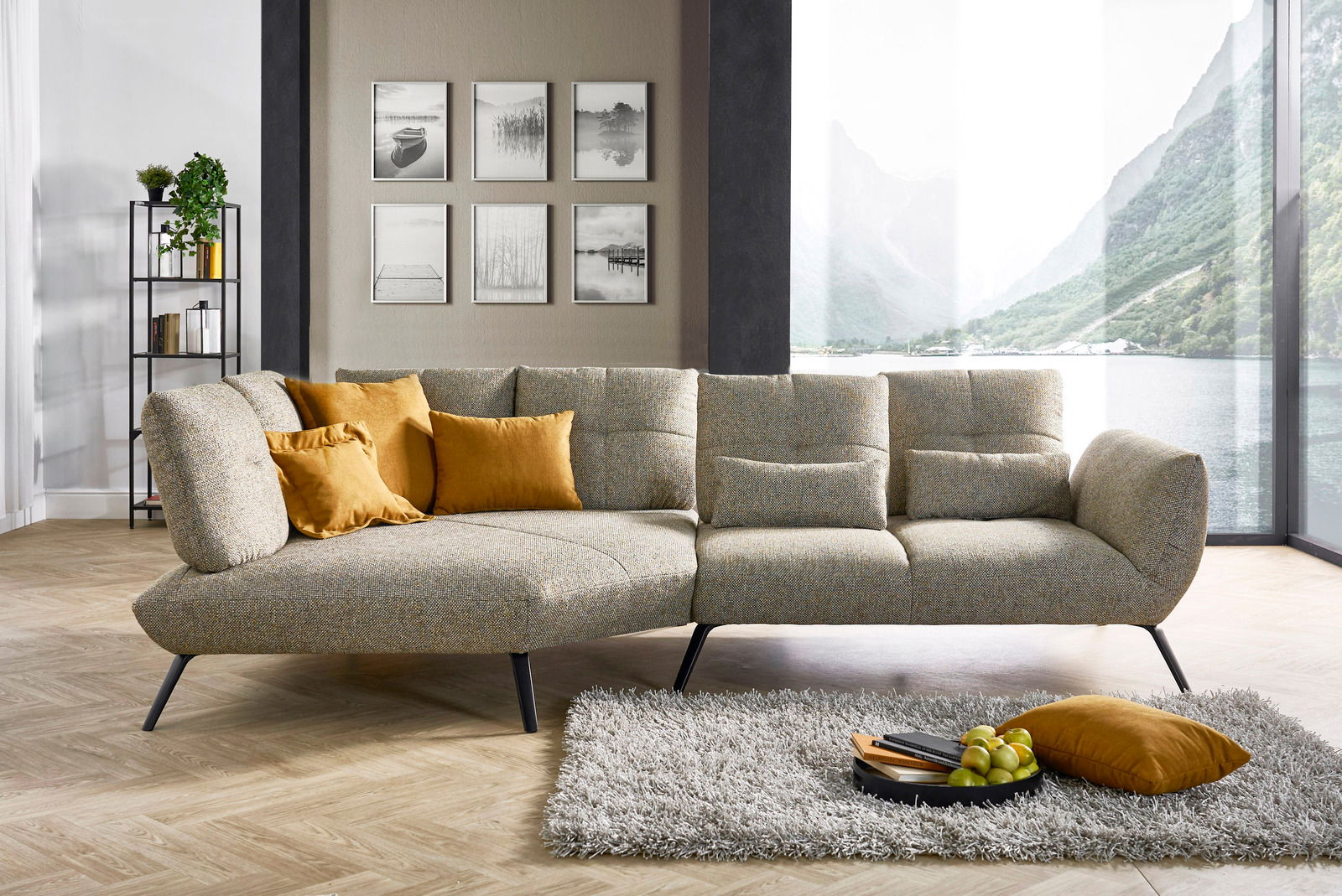 StepOne Ecksofa NEWPORT Moderne Rundecke mit grauem Stoffbezug und gelben Kissen, seitliche Perspektive
