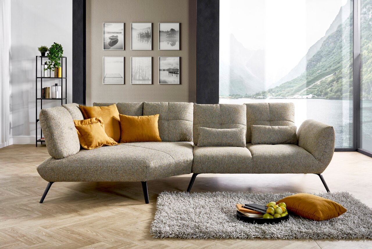 StepOne Ecksofa NEWPORT PLUS Moderne Rundecke mit grauem Stoffbezug und gelben Kissen, seitliche Perspektive