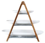 Dreistöckige Etagere mit Holzgestell und weißen ovalen Schalen, seitliche Perspektive