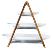 Dreistöckige Etagere mit Holzgestell und weißen ovalen Schalen, seitliche Perspektive