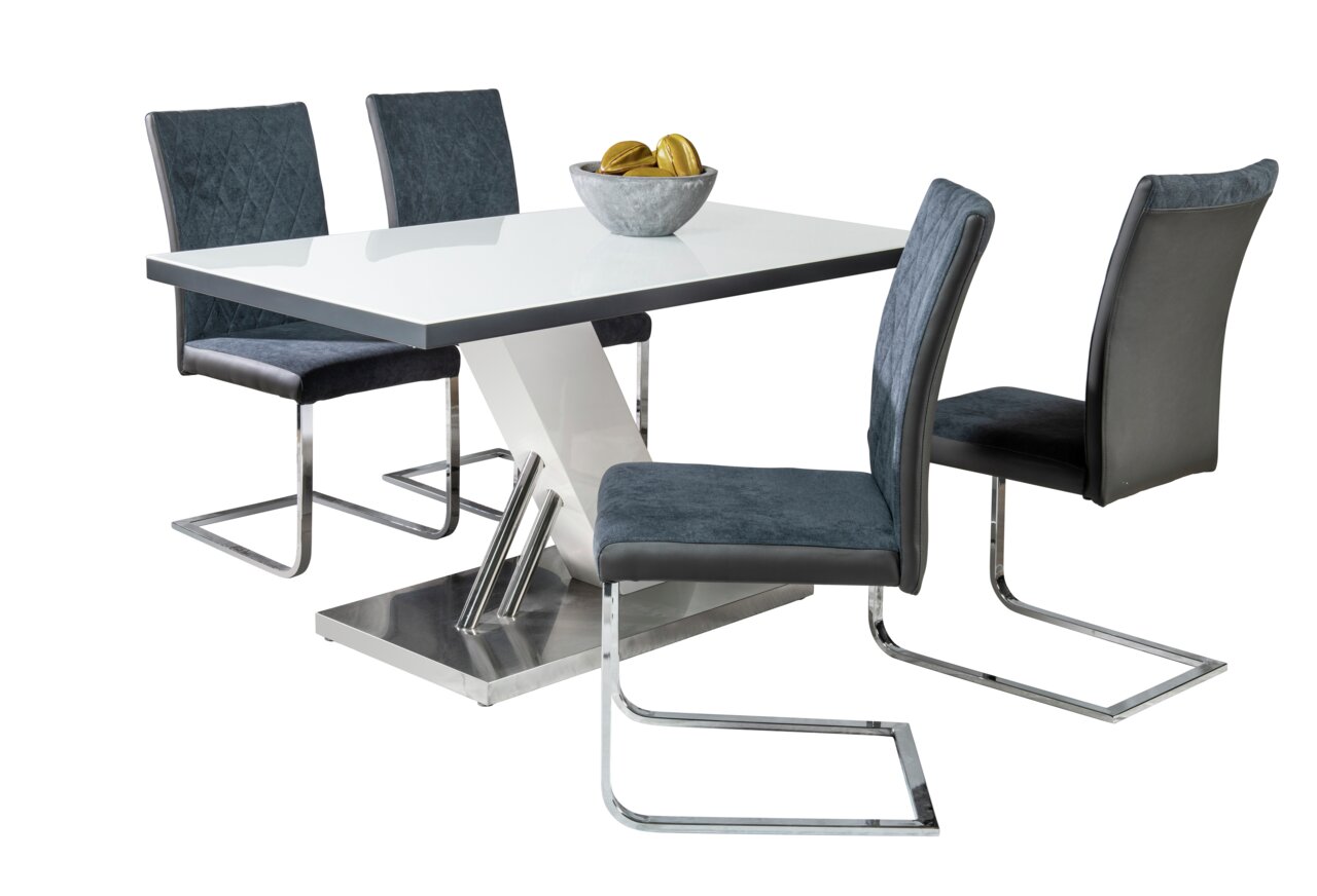 Moderne schommelstoel van donkere stof met een verchroomd frame, zijaanzicht van een eethoek met een tafel en meerdere stoelen.