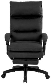 Schwarzer Chefsessel aus der Frontperspektive mit gepolsterten Armlehnen und Rollen.