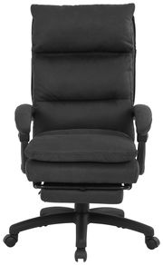 Schwarzer Chefsessel aus der Frontperspektive mit gepolsterten Armlehnen und Rollen.