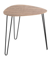 Moderner Beistelltisch mit dreieckiger Holzplatte und schwarzen Metallbeinen, seitliche Perspektive