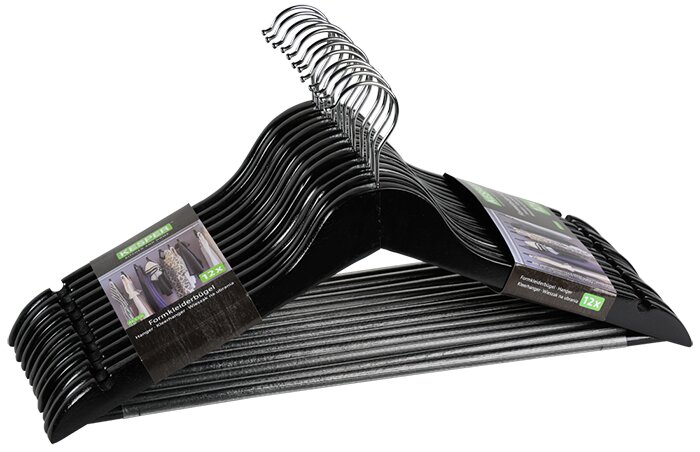 Set van 12 zwarte kledinghangers met antislip fluwelen afwerking en metalen haken, schuin zijaanzicht op zwarte achtergrond