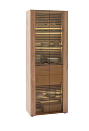 Vitrine aus Holz mit Glastüren, beleuchtet, gefüllt mit Geschirr, seitliche Perspektive